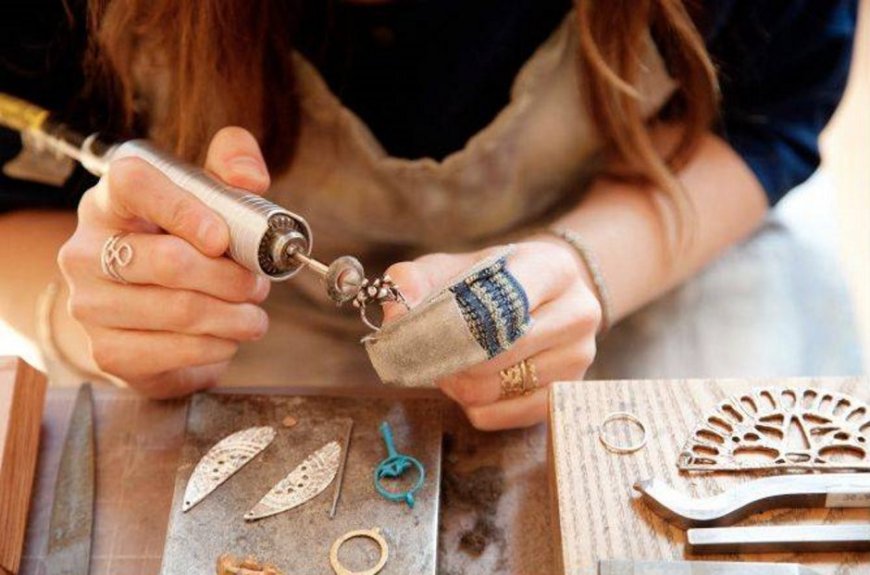 The Art of Crafting Artificial Jewelry: Techniques and Trends